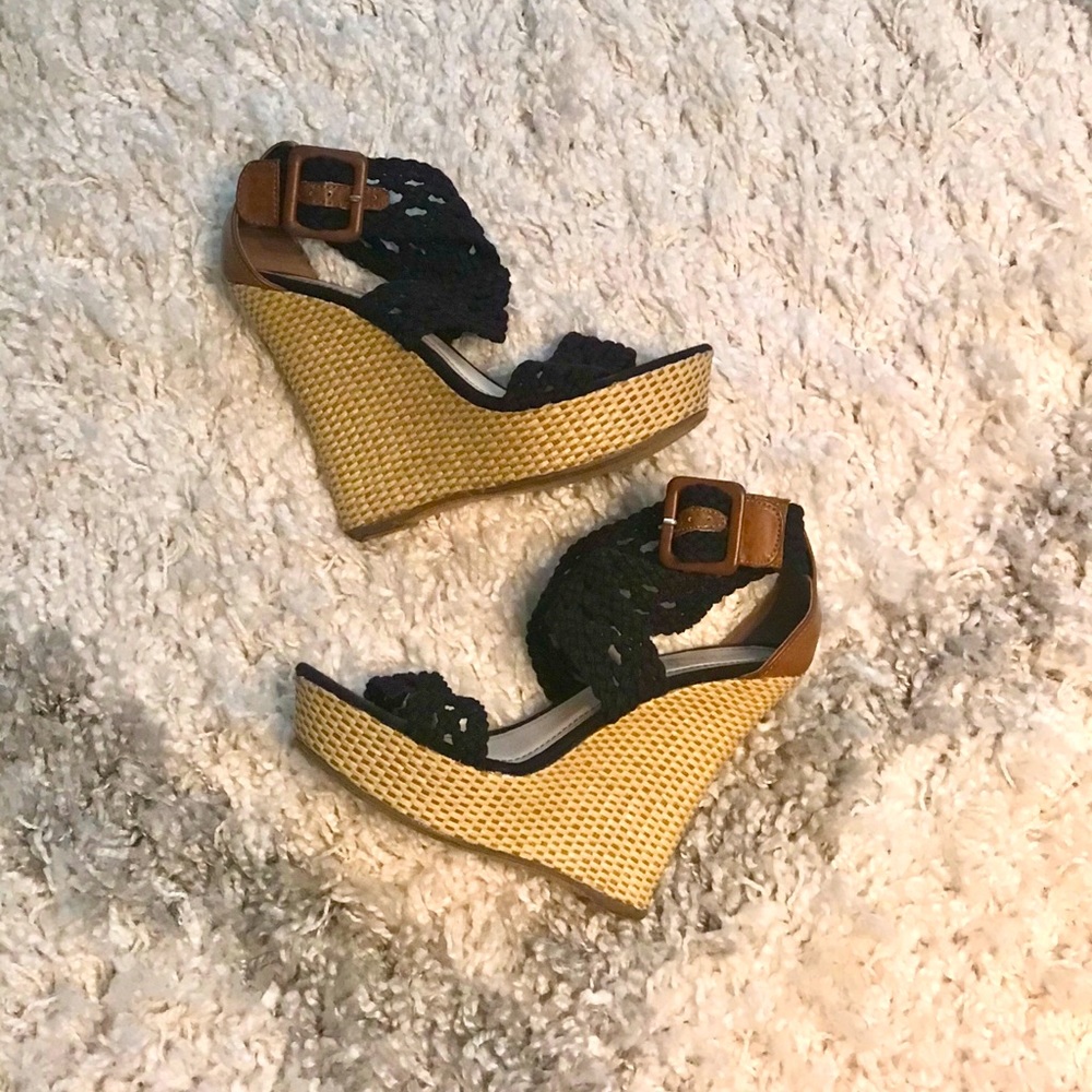 ☀️Rue21 Black and Tan Wedges